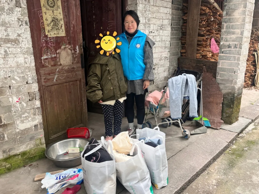 龙西乡社工站携手sunbet电气沈总举办了“向善而行，衣旧暖心“旧衣捐赠活动，