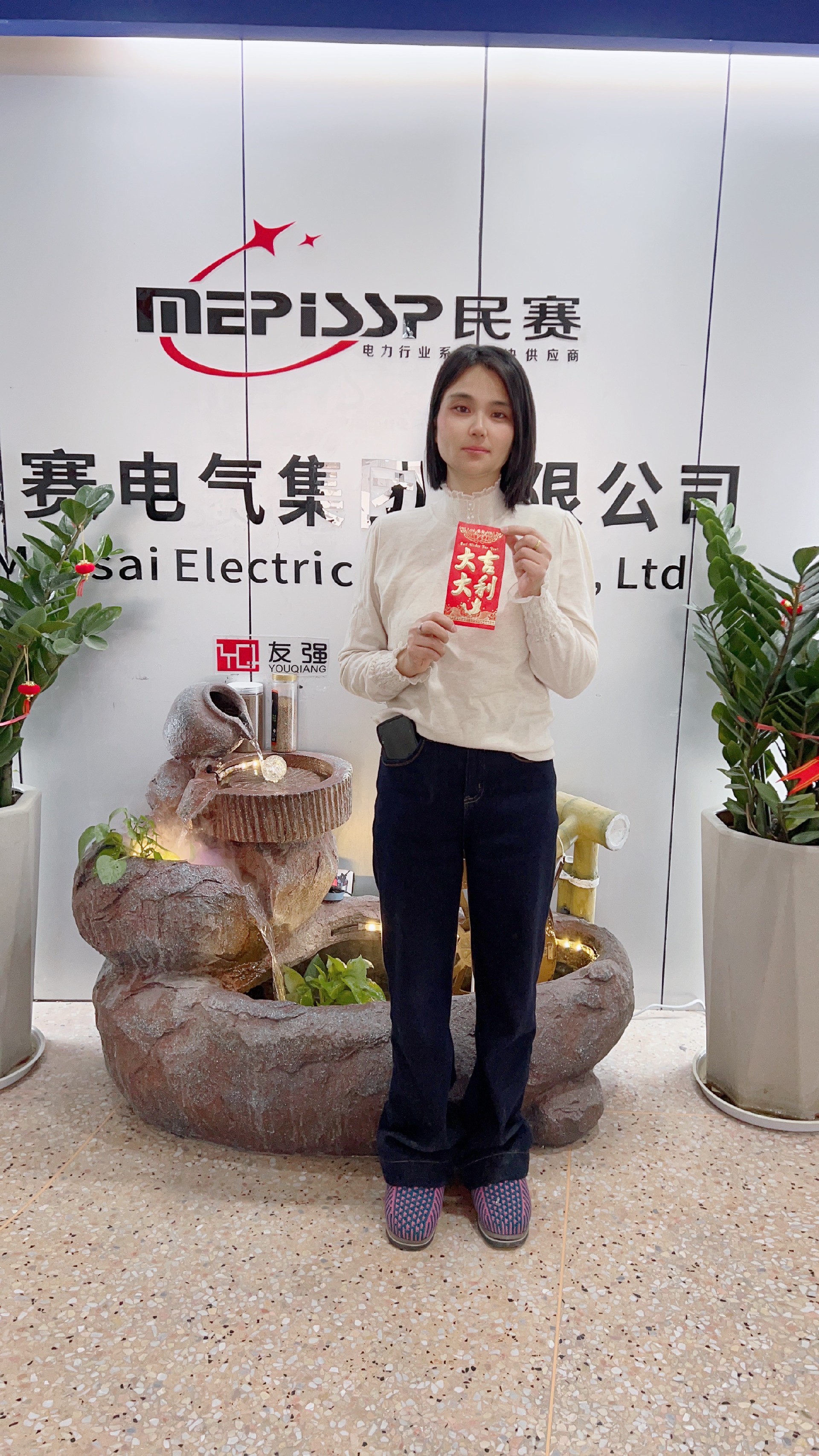 两位仓管兢兢业业，用心完成客户交代的每一份托福，经常工作到忘我的状态，今日是他俩的生日，愿身体健康，家庭幸福，开心快乐。