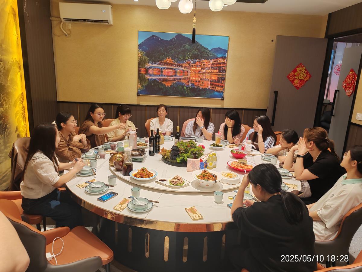 公司**员工完成业绩目标聚餐庆祝